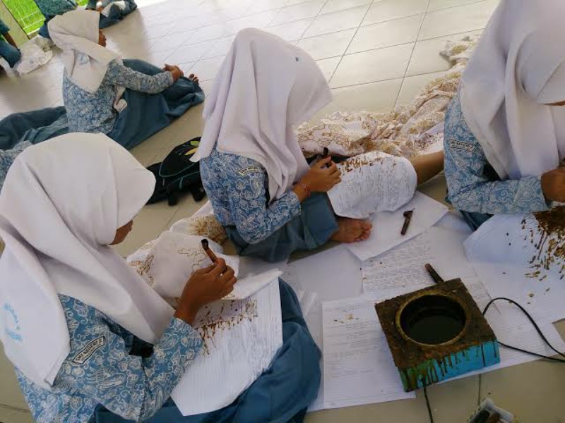 Jilbab Sekolah di Minang Tanggalkan Perbedaan Kaya dan Miskin