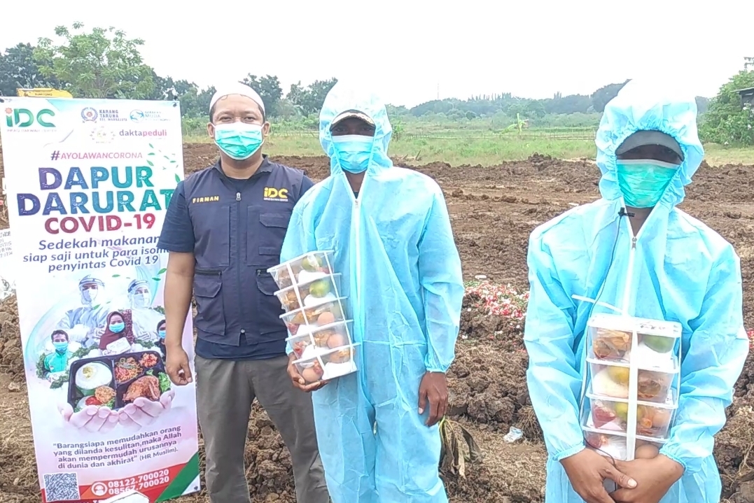 IDC Bagikan Paket Makanan Siap Saji kepada Petugas Pemakaman Covid di Bekasi