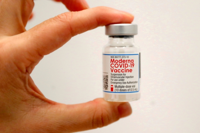 Menkes Tegaskan Vaksinasi Dosis Ketiga dengan Moderna Hanya untuk Tenaga Kesehatan