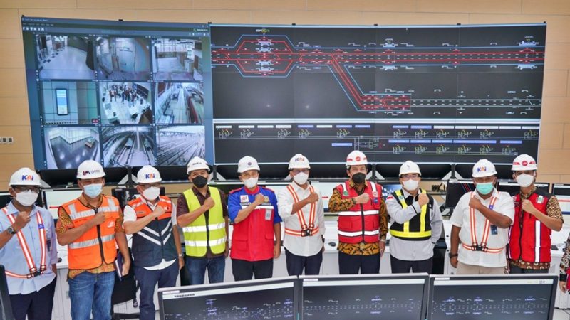 Pastikan Beroperasi Agustus 2022, Dirut KAI Tinjau Progres LRT