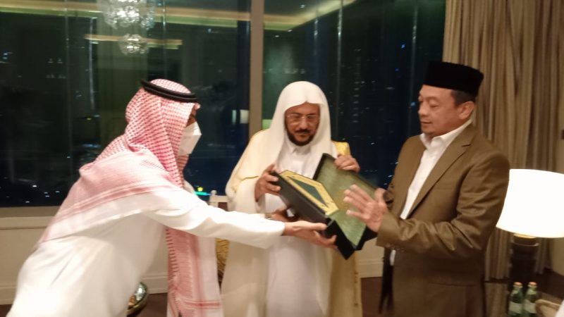 Bertemu dengan Menteri Agama KSA, Ustaz Bachtiar Nasir Terima Hadiah Mushaf Madinah Edisi Lux