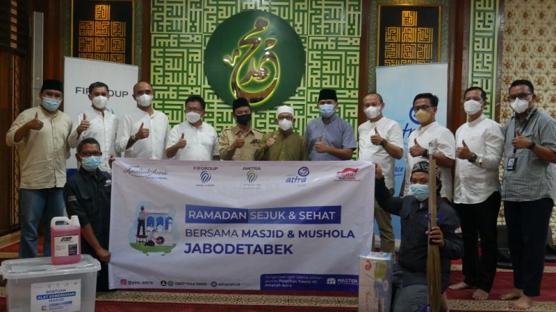 Sinergi Yayasan Amaliah Astra, AMITRA, dan Asuransi Astra Buana Syariah Bersihkan 2000 AC Masjid