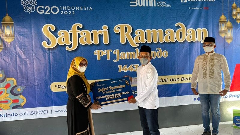 Safari Ramadan, Jamkrindo Bagikan Paket Sembako di Malang