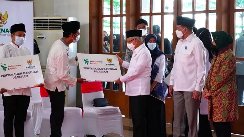 Wapres Bagikan Bansos untuk Warga Surabaya