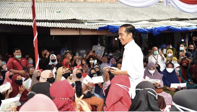Presiden Serahkan Bansos di Pasar Toboali Bangka Selatan