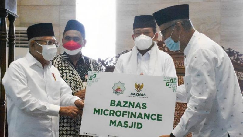 Wapres Serahkan Bantuan BAZNAS Microfinance Masjid Agung Jawa Tengah