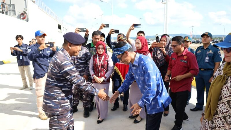Kapal Rumah Sakit KRI Dr Suharso-990 Tiba Di Wakatobi