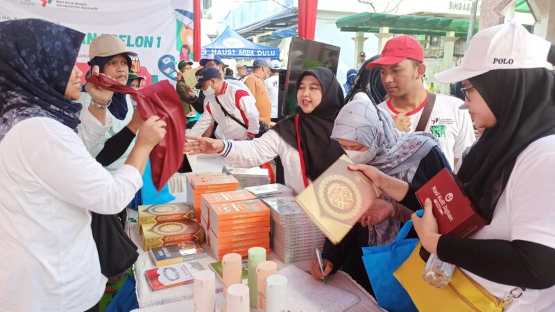 Meriahkan Jalan Sehat Kerukunan, Bimas Islam Bagikan 1.000 Al-Qur’an Gratis
