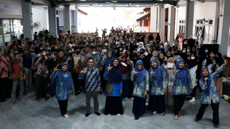Keliling Sekolah dan Pesantren, Ketua FLP Jatim Sebarkan “Virus” Literasi