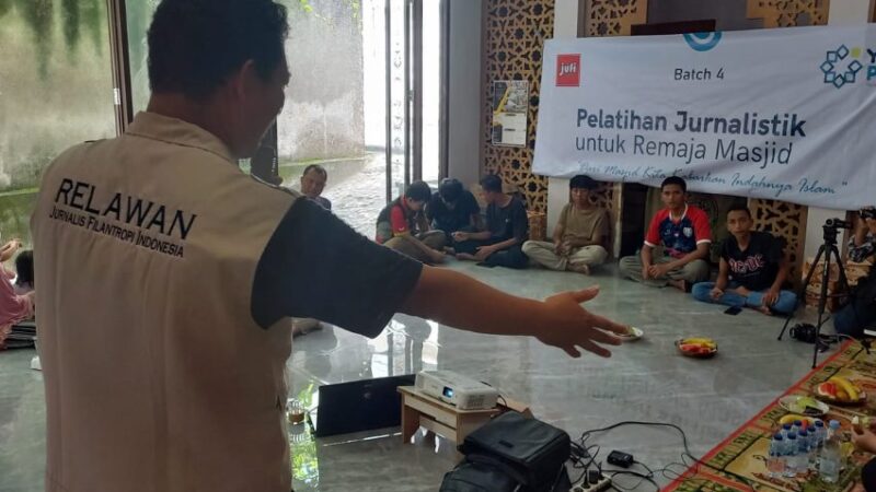 Jufi Tebar Ilmu Jurnalistik dan Broadcasting ke Pemuda Masjid Bintaro