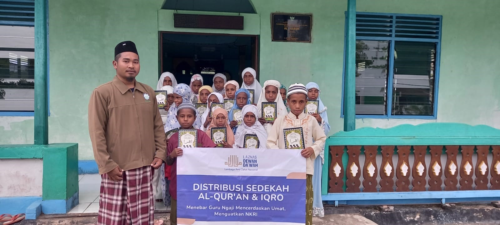 Bantuan Mushaf Al-Qur’an dan Iqro’ Jadi Bahan Belajar di Kampung Kecap Papua Barat