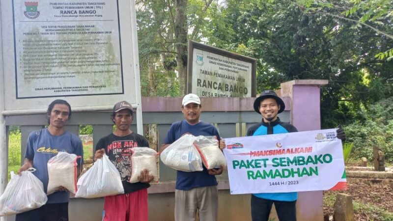 Apresiasi Penggali Kubur, Laznas Dewan Dakwah Bagikan Sembako