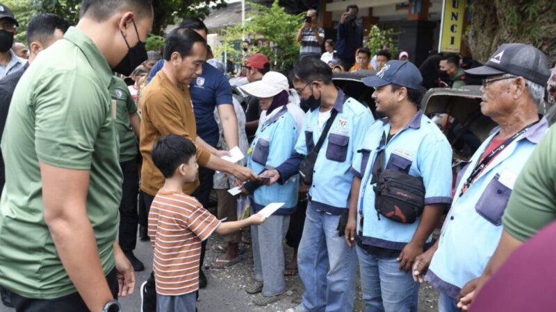 Presiden Bagikan Bantuan untuk Masyarakat di Surakarta