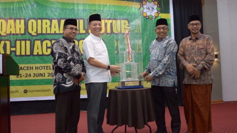 Penjabat Gubernur Aceh Tutup MQK se-Aceh, Serahkan Piala Juara Umum untuk Aceh Besar