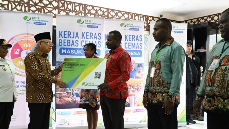Wapres Serahkan Bansos dan KUR Bagi Orang Asli Papua di Mimika