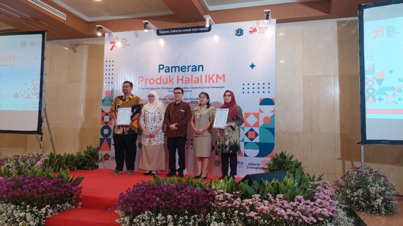 Pemprov DKI Jakarta Serahkan Sertifikat Halal kepada 1075 UMKM