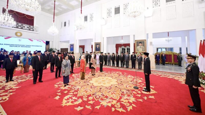 Presiden Anugerahkan Tanda Kehormatan bagi 18 Tokoh