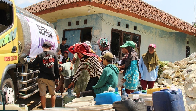 Yayasan Dompet Kebaikan Umat Distribusikan Bantuan Air Bersih untuk Warga
