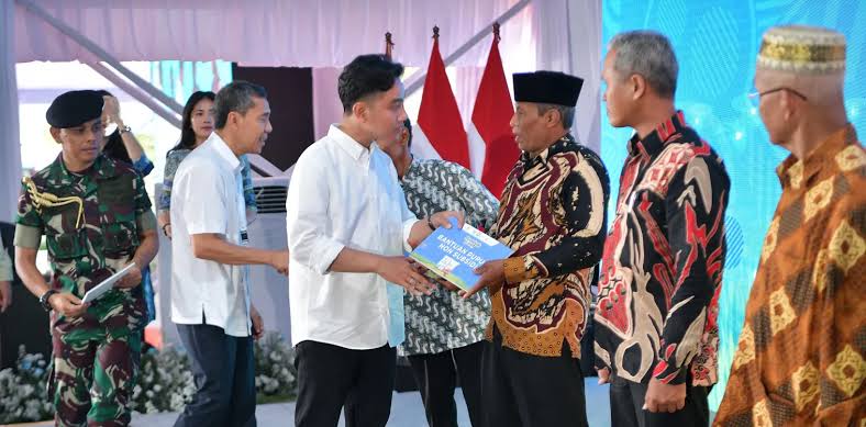 Wapres Serahkan Bantuan Pupuk Nonsubsidi di Semarang