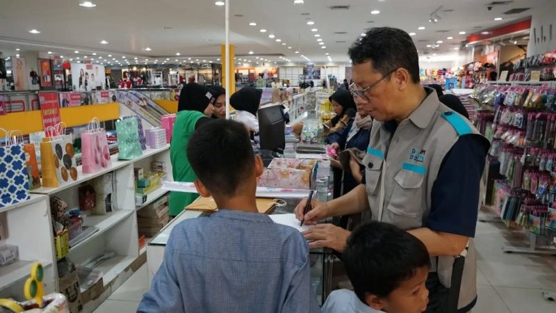 YBM PLN UP3 Bojonegoro Ajak Yatim Duafa Belanja di Mall