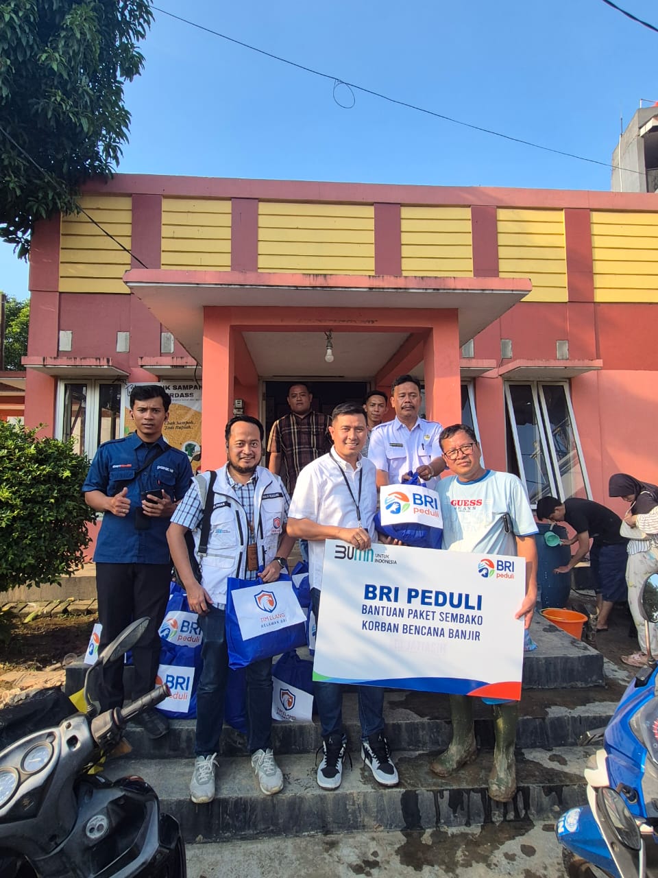 Aksi Peduli BRI Cibubur Berikan 100 Sembako kepada Warga Terdampak Banjir di Perumahan Villa Nusa Indah 5 Jatiasih