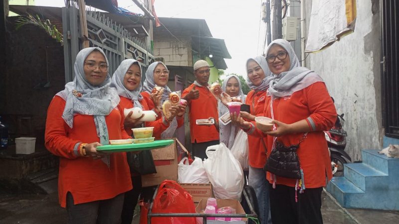 Berbagi Kebahagian di Bulan Ramadhan, RT 006 Kel Rawa Badak Utara Bagikan Takjil kepada Warga Secara Door to Door