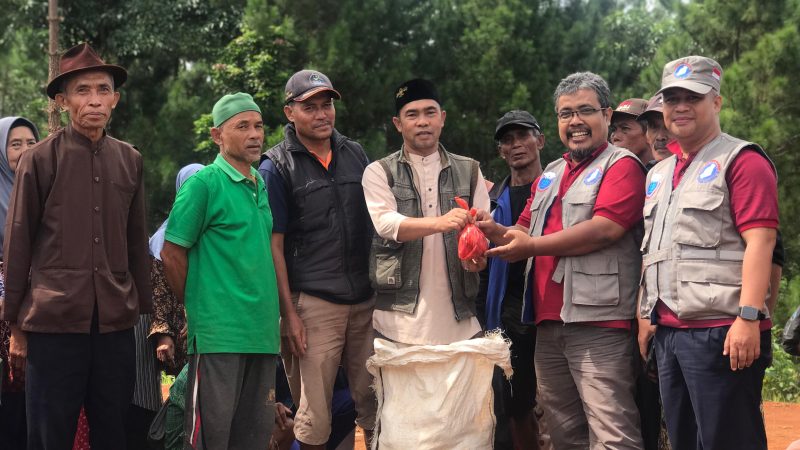 Penyintas Banjir di Cukang Paku, Sukabumi Terima Sapi Kurban dari ARM HA-IPB