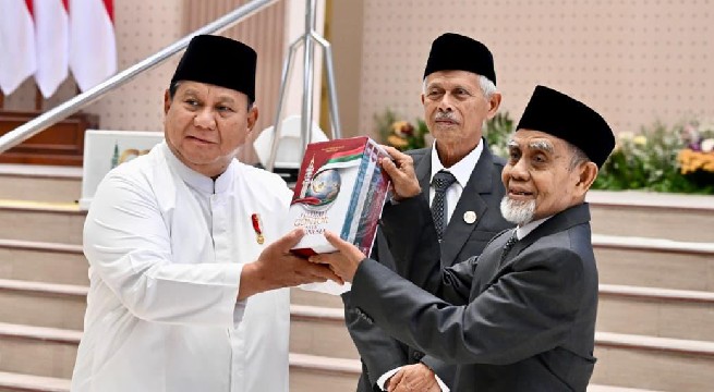Prabowo Terima Alquran dari Pimpinan Gontor
