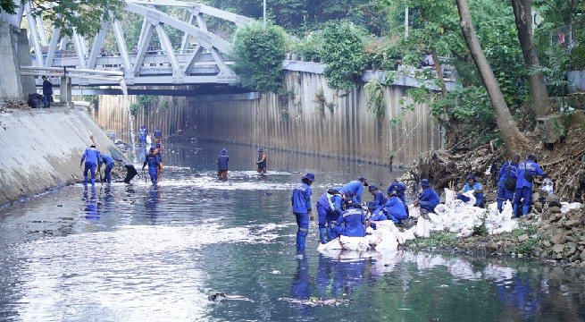 Peringati Hari Sungai dan World Cleanup Day, TelkomGroup Angkut 5,1 ton Sampah dari Kali Krukut