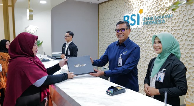 Peringati Harpelnas, Dirut BSI Sambut dan Layani Nasabah Dengan Sepenuh Hati