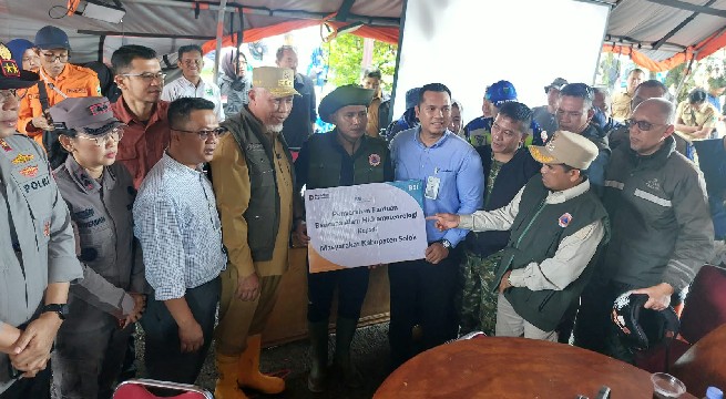 BSI Salurkan Bantuan untuk Penyintas Banjir Bandang di Solok, Sumatra Barat