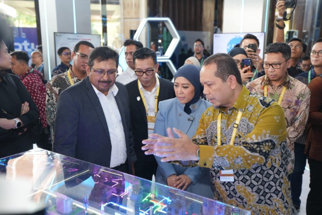 Kunjungi Booth TelkomGroup di BTW 2026, Menkomdigi Tinjau Peran NeutraDC bagi Kedaulatan Ekosistem AI Data Center