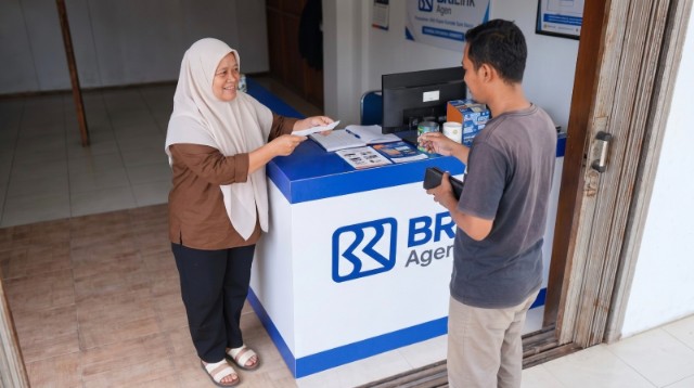 BRILink Agen Erni Permudah Akses Keuangan Warga hingga Layani 6.000 Transaksi per Bulan 